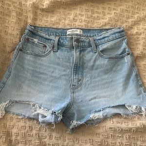 A&F Curve Love “The Mom Short” High Rise Size: 29/8